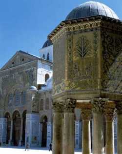 Мечеть Омейядов в Дамаске. Построена в конце IV в.н.э. при римском императоре Феодосии I как церковь Иоана Крестителя, в VIII в. преобразована в мечеть.